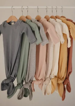 Geknotetes Babykleid blush