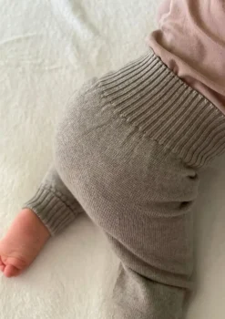 Gestrickte Babyhose zum Mitwachsen beige