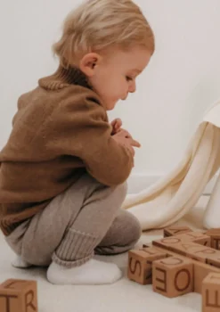 Gestrickte Babyhose zum Mitwachsen beige