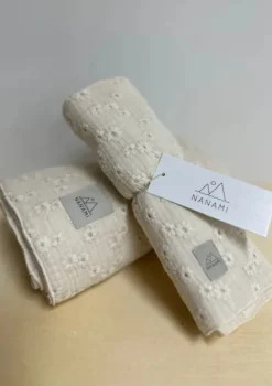 Musselin Mulltuch mit Stickereien 135 x 100 cm