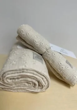 Musselin Mulltuch mit Stickereien 135 x 100 cm