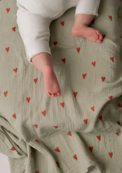 Musselin Mulltuch 'Swaddle Print Medium' Green Hearts 70 x 70 cm