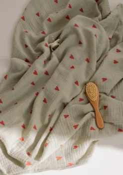 Musselin Mulltuch 'Swaddle Print Medium' Green Hearts 70 x 70 cm