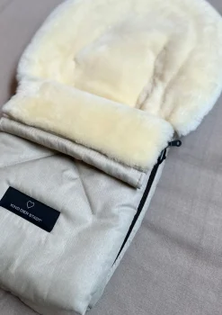 Premium Lammfell-Fußsack für Babywanne & Kinderautositz Limited Edition dune-beige