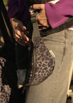 Umhängetasche 'Puffy Mini Fanny Pack' Antra Leopard