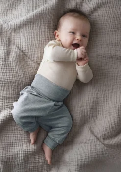 Wolle/Seide Baby-Hose hellgrau melange